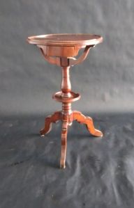 Tavolino rotondo in noce con piccolo cassetto.Base a trepiede e poi tornita. Lombardia I° XIX° sec. diam. cm. 40